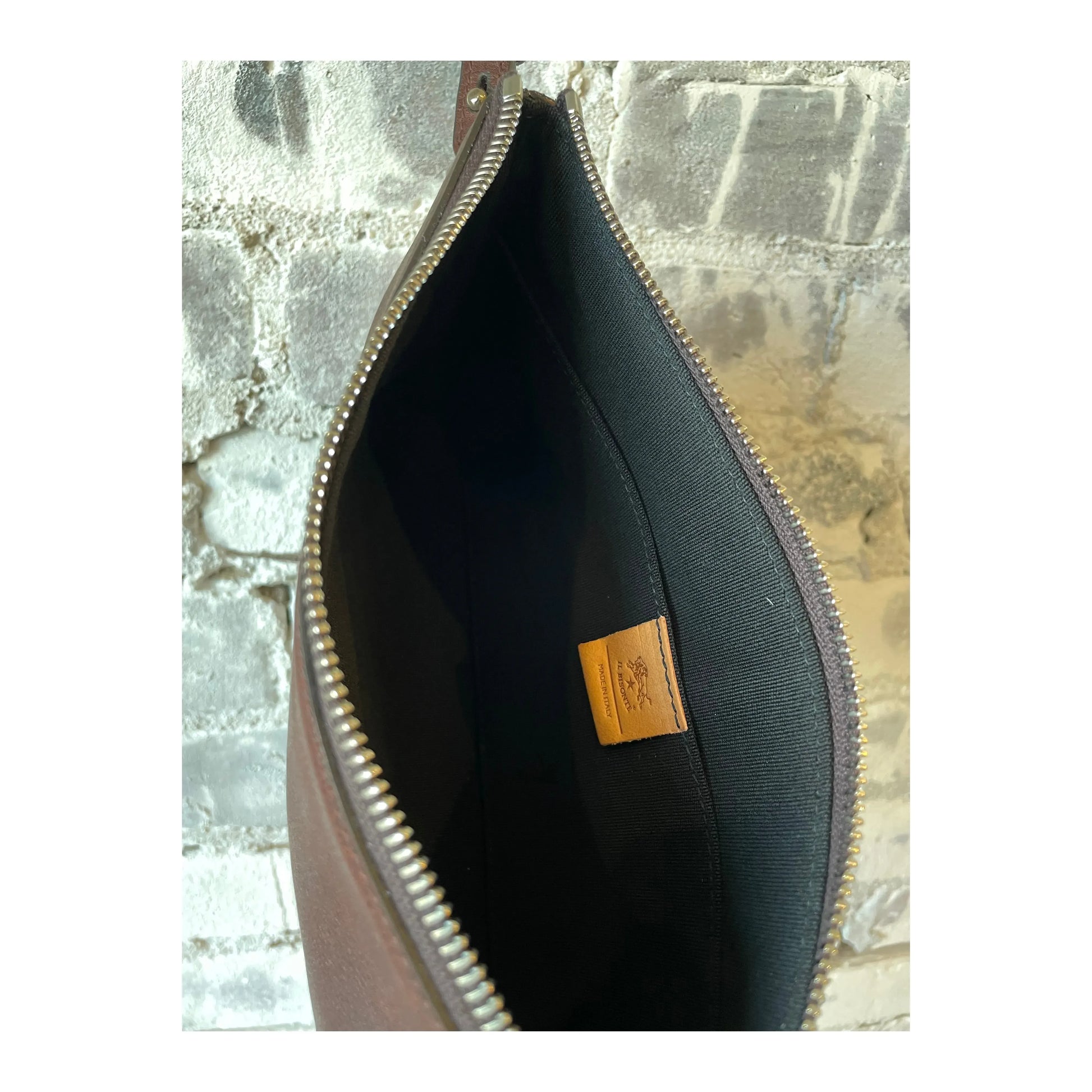 Women's Il Bisonte Clutch Oriuolo in Caffé leather, featuring a compact design with a smooth finish and elegant stitching.
