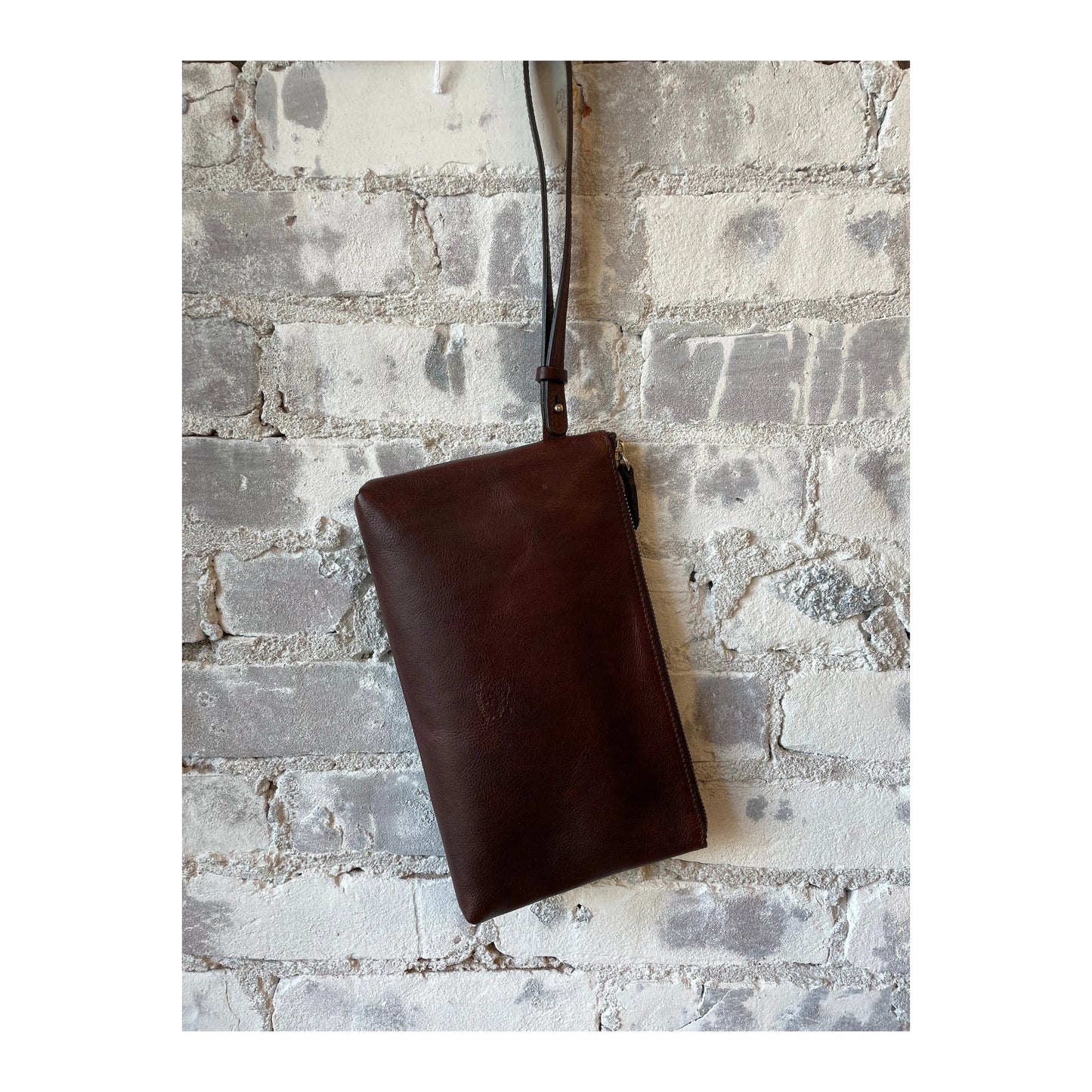 Women's Clutch Oriuolo in Caffé by Il Bisonte, featuring a sleek leather design with a fold-over flap and subtle branding.