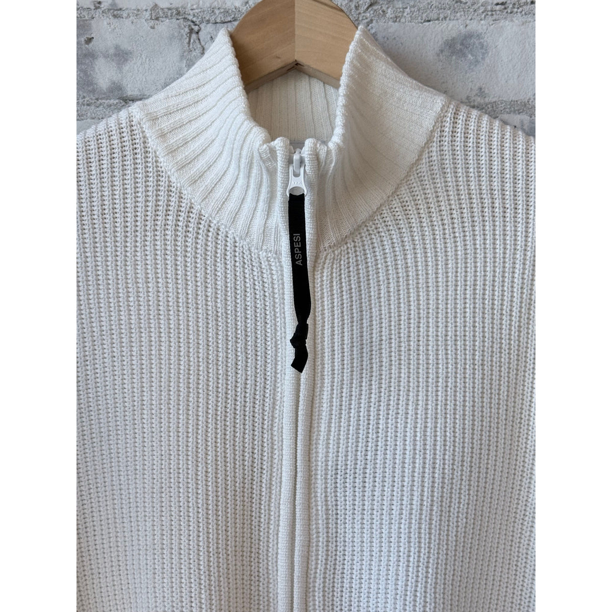 Men's white cotton yarn zip-up sweater by Aspesi, featuring a casual fit and front zipper, perfect for everyday wear.