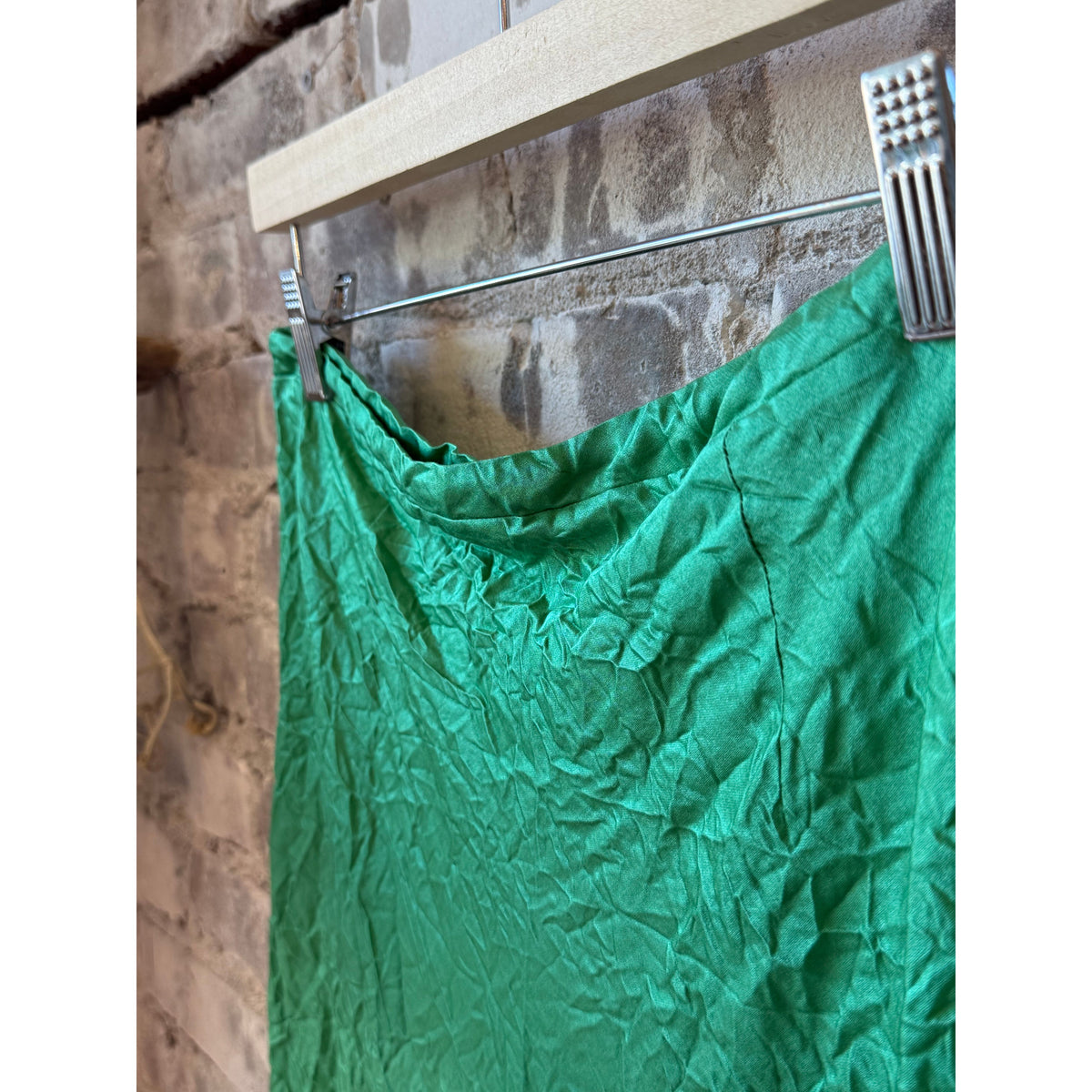 Women's crinkle skirt by Brazeau Tricot in Mojito color, featuring textured fabric and a stylish, flowy design.