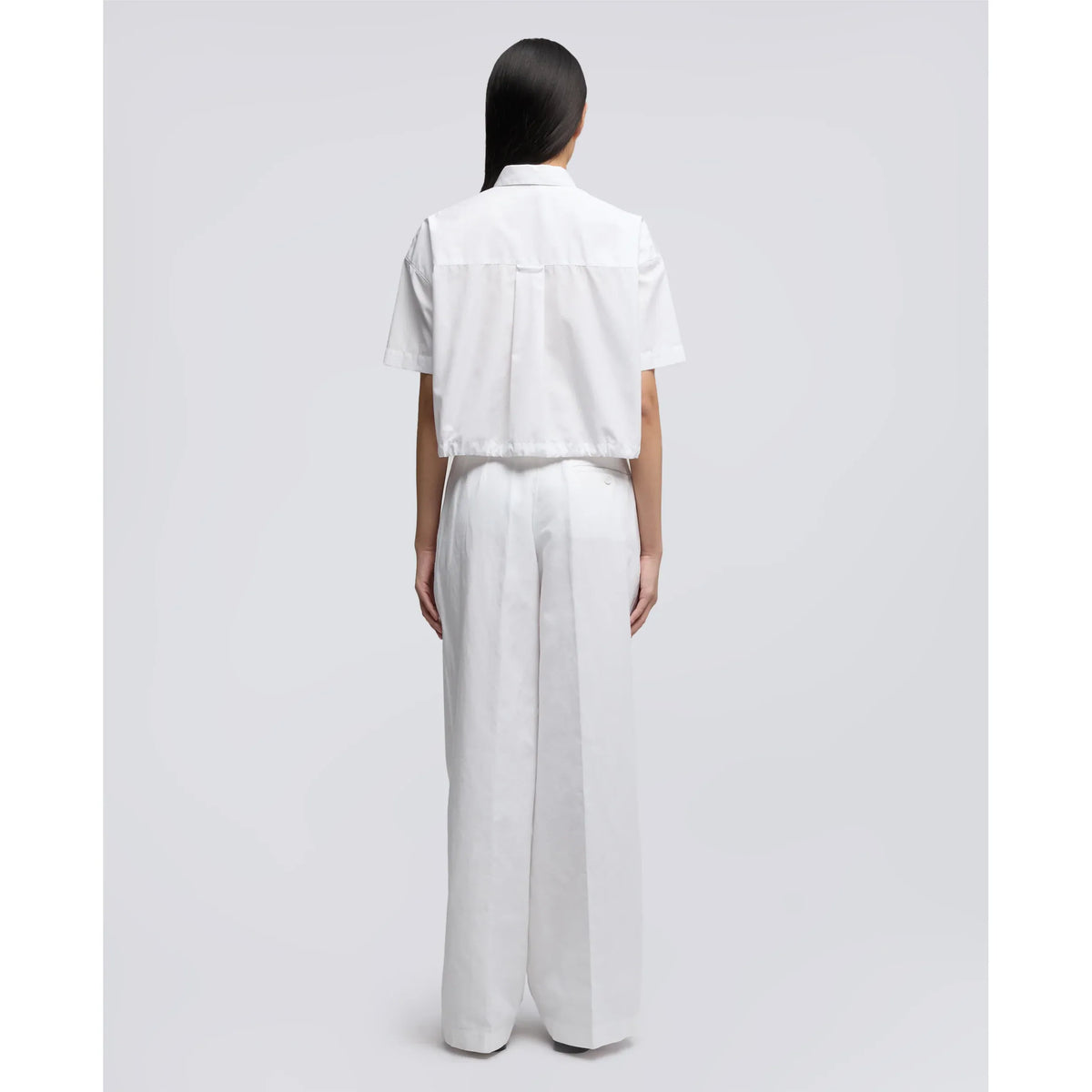 Women's white cotton poplin cropped shirt by Aspesi, featuring a tailored fit and classic collar, displayed on a neutral background.