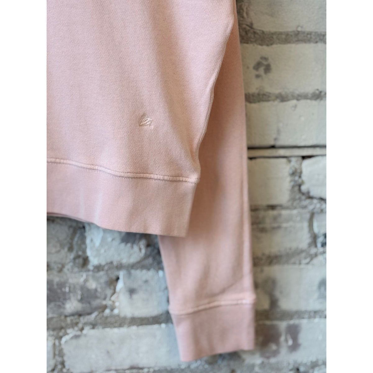 Merz b. Schwanen women's cropped retro fleece sweatshirt with half-zip in shell color, showcasing its cozy fleece texture and stylish fit.