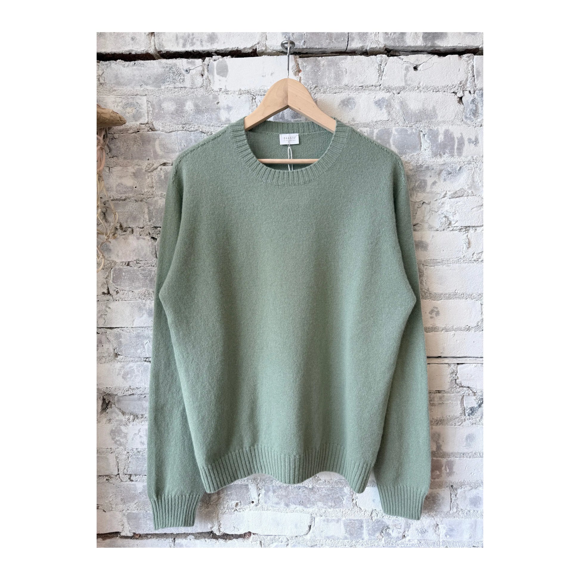 Men's Extreme Cashmere Crew Sweater in mistletoe green, soft and cozy knit, from 04651/ brand.