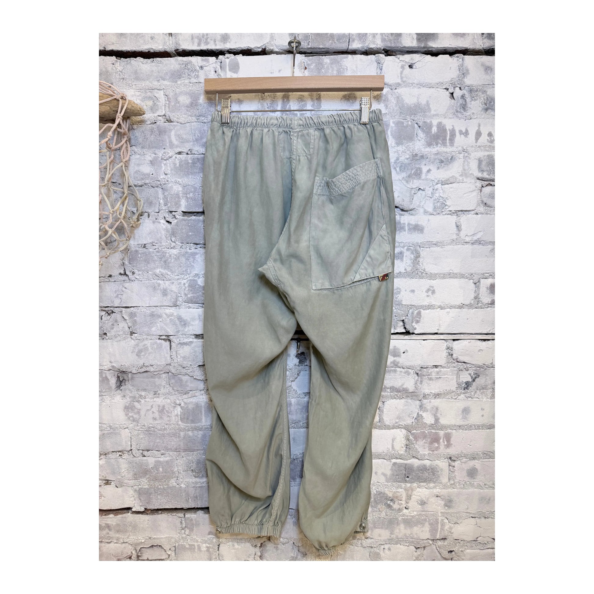 Women's Freecity Airjump Pant in silver rock with matte and satin finish, featuring flap and snap-free design.
