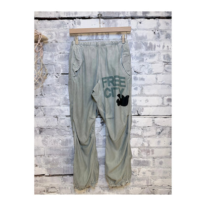 Women's Freecity Airjump Pant in silver rock with flap and snap-free satin matte finish, casual and stylish activewear.