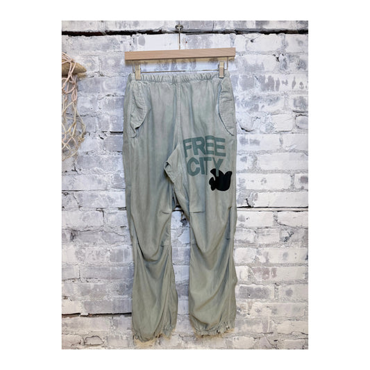 Women's Freecity Airjump Pant in silver rock with flap and snap-free satin matte finish, casual and stylish activewear.
