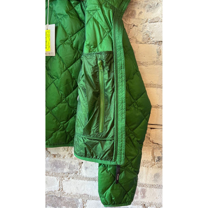 Women's Ginger Nylon Ripstop Jacket by Aspesi in verde color, showcasing lightweight, durable nylon fabric with a stylish design.