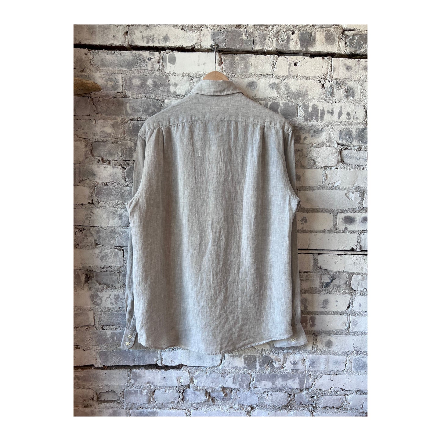 Men's Paul Linen Chambray Shirt in grey by Hartford Men's, showing front view of lightweight, casual shirt with collar and button closure.
