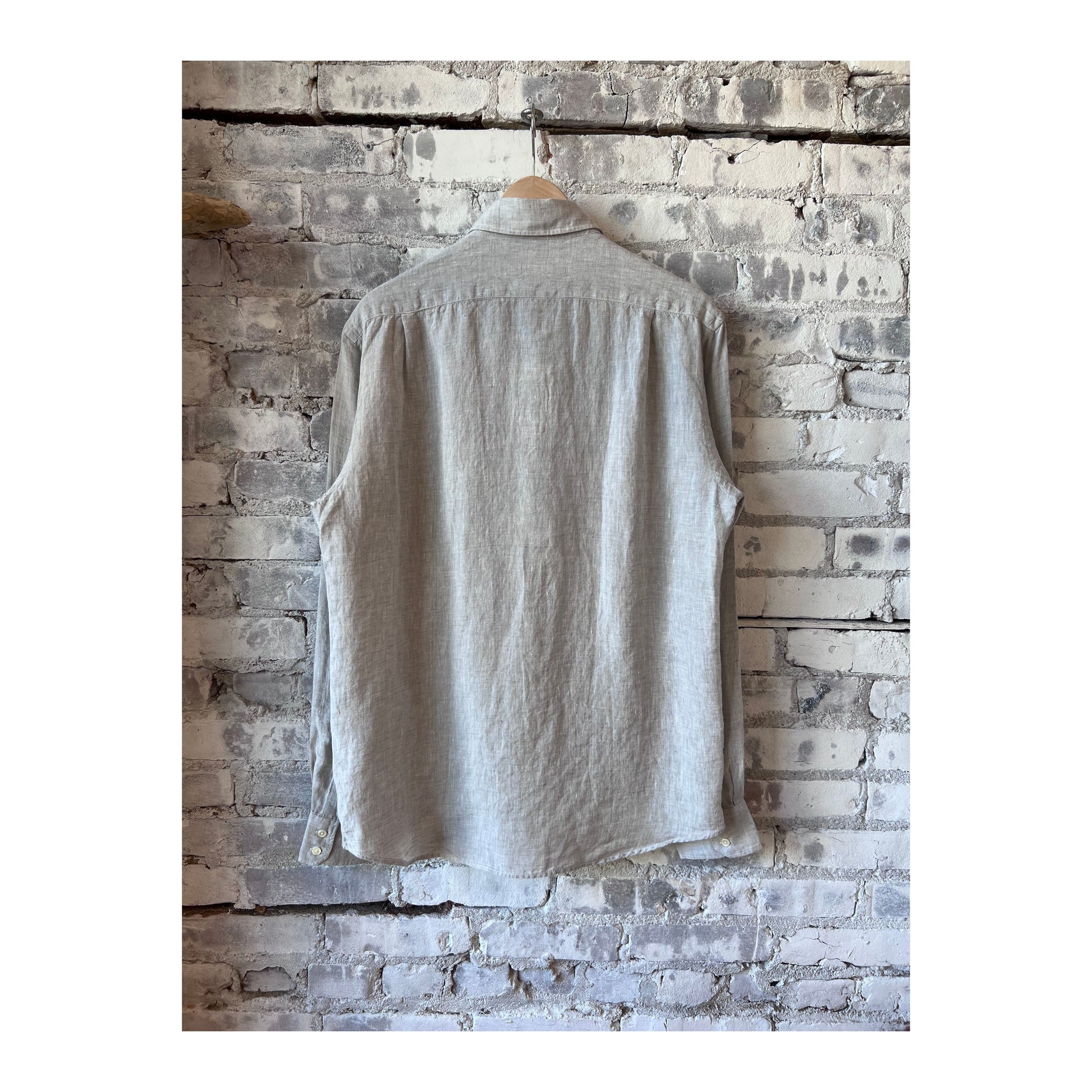 Men's Paul Linen Chambray Shirt in grey by Hartford Men's, showing front view of lightweight, casual shirt with collar and button closure.
