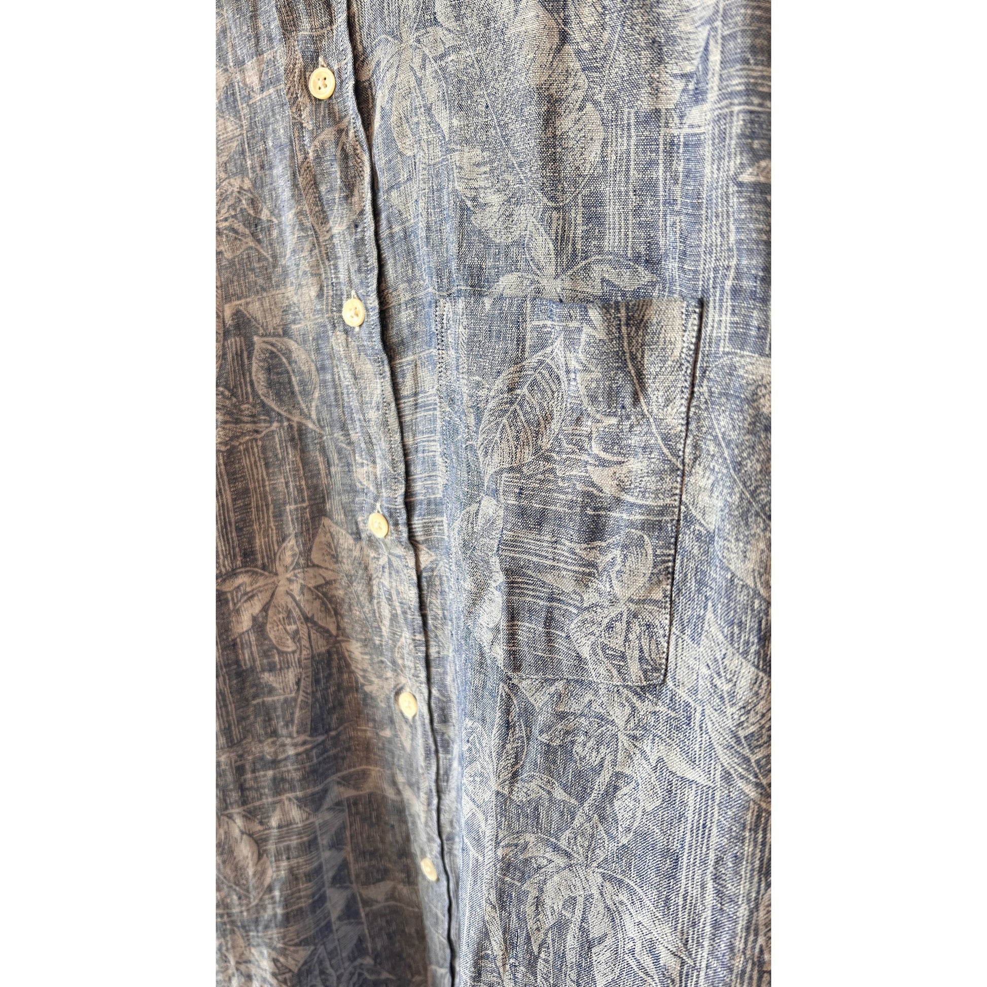 Hartford Men's Paul woven shirt in blue and white palm print, featuring a casual men's woven shirt with a tropical pattern.