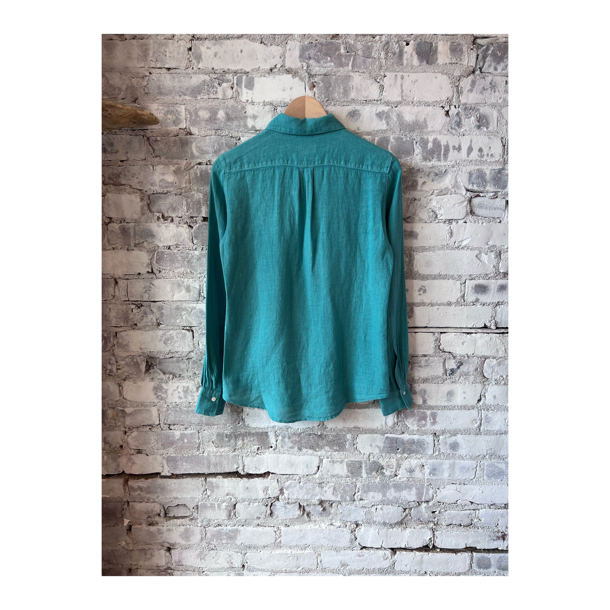 Women's Coraz Linen Shirt in Lagoon by Hartford Women's, shown in a relaxed fit with short sleeves and breezy linen fabric.