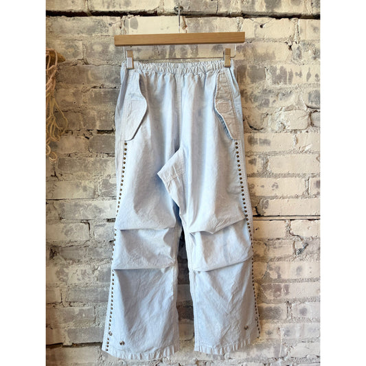 Women's Freecity HOMESTUD OUTOFSIGHT POPLINAIR FLAPSNAP KITE Pant in blue with plant print, featuring a relaxed fit and stylish design.