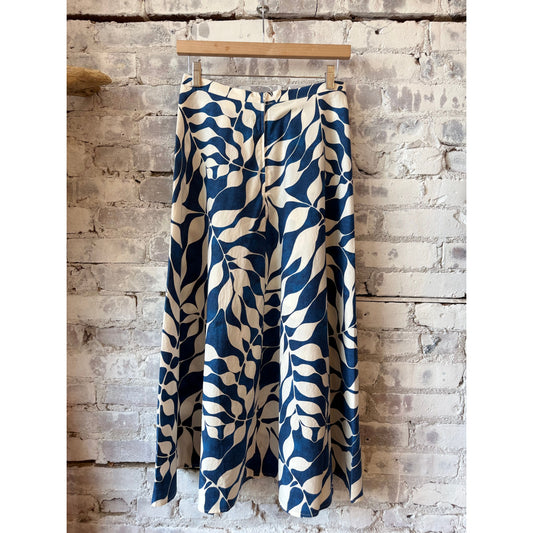 Hartford Women's Joyce woven skirt in raw white and blue, featuring a textured design and lightweight fabric perfect for summer wear.