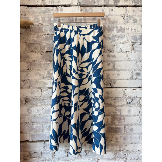 Hartford Women's Joyce woven skirt in raw white and blue, featuring a textured fabric and stylish design.