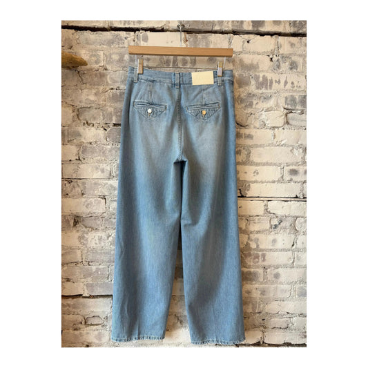 Light blue women’s Jurdy Relaxed Jean by Closed Women's, showing classic denim fit and casual style.