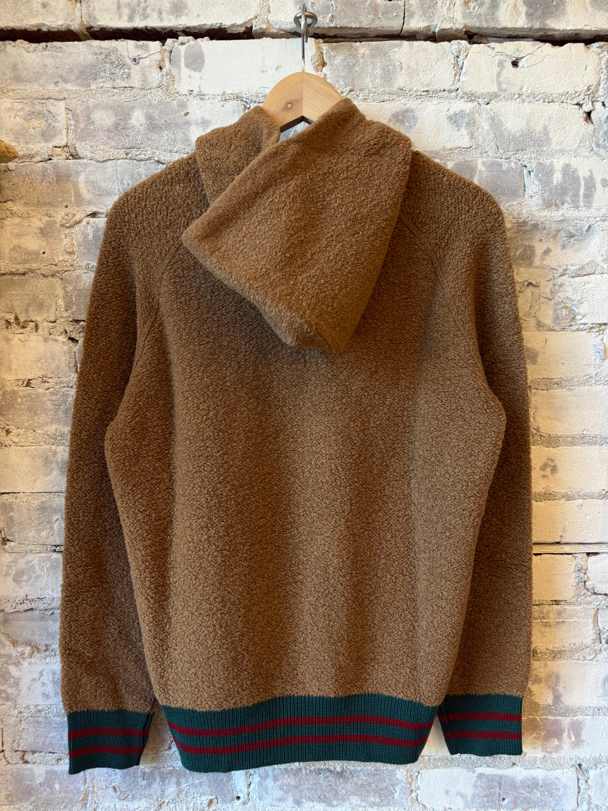 Gallia Tex hoodie in ochre with a hood and long sleeves