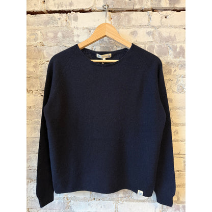 Women's lightweight Merz b. Schwanen crew neck sweater in dark navy, made from merino wool, cashmere, and silk blend.