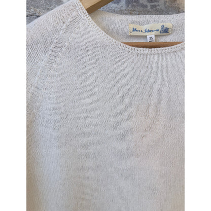 Women's lightweight Merz b. Schwanen Merino wool, cashmere, and silk crew neck sweater in natural color, close-up of fabric details.
