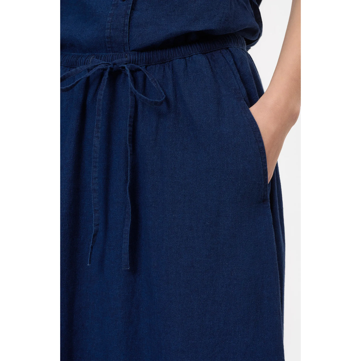 Dark blue linen-cotton gathered skirt for women by Closed Women's, featuring a relaxed fit and natural fabric texture.