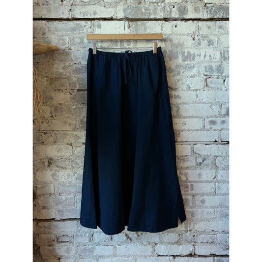 Dark blue linen-cotton gathered women's skirt by Closed Women's, showing the textured fabric and relaxed fit.
