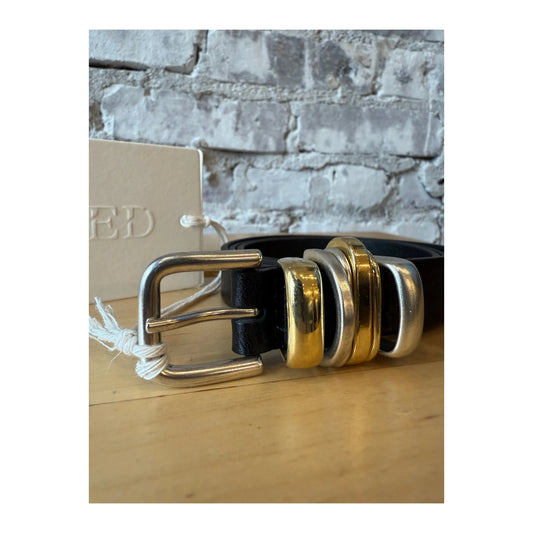 Black leather women's belt with metal buckle by Closed Women's, featuring a sleek design and high-quality craftsmanship.