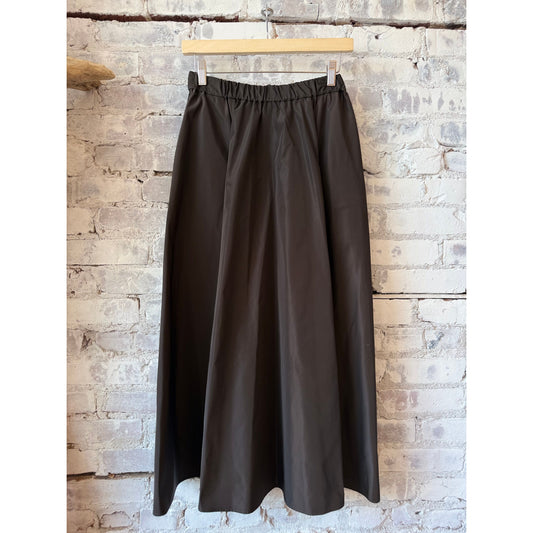 Women's brown Mia skirt by Aspesi, showcasing a stylish, high-quality design with a tailored fit and smooth fabric.