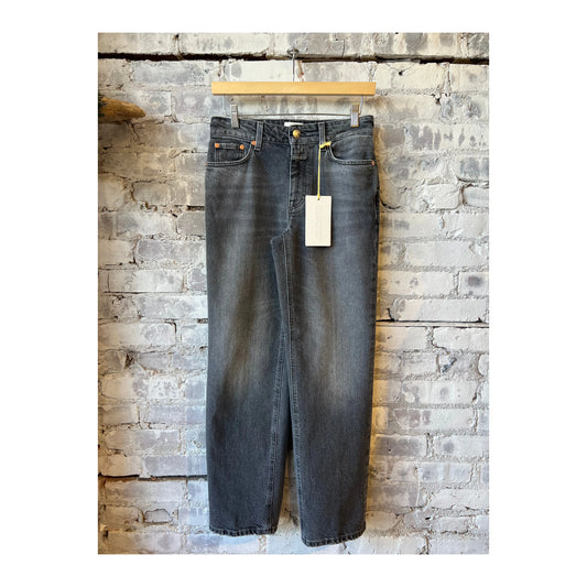 Mid grey women's Milo Comfort Stretch Straight Jean by Closed Women's, showing the fit and fabric texture.