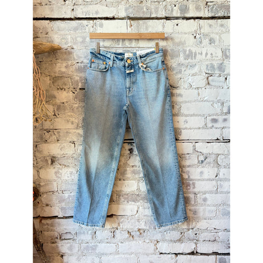 Women's Milo Comfort Stretch Straight Jeans in mid blue from Closed, featuring a relaxed fit and classic denim style.