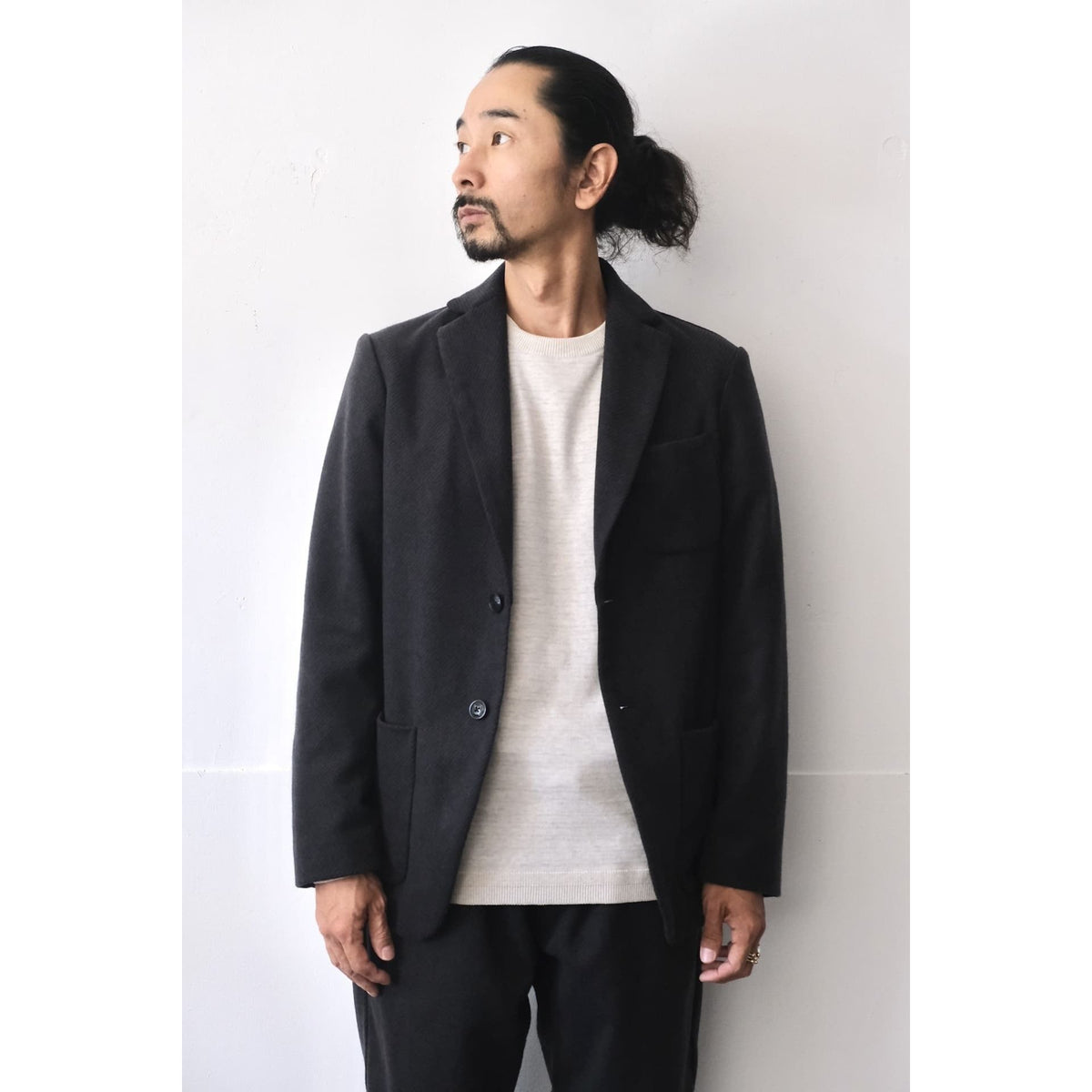Men's dark navy N.O.UN jacket by Fujito, featuring a stylish fit with zipper closure and casual design, shown on a male model.