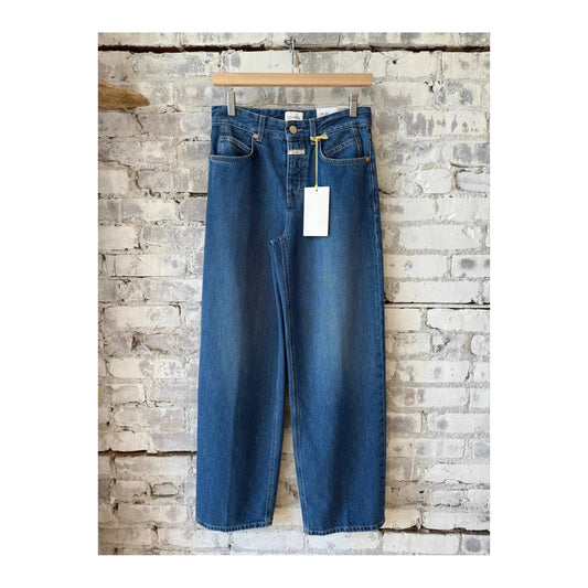 Mid blue women's Nikka Wide Jeans by Closed, showing the relaxed fit and classic denim style on a model.