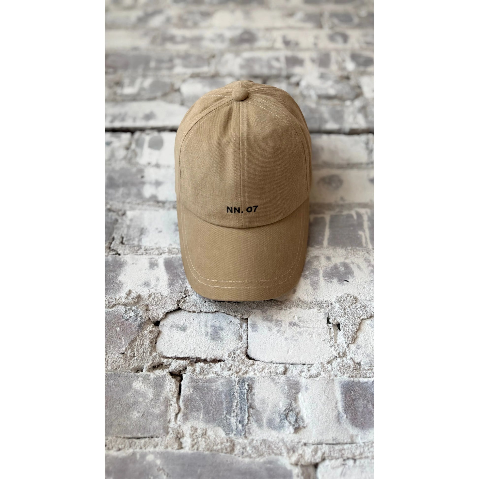 Men's NN07 cotton cap in camel color, stylish and casual headwear with a curved brim and adjustable strap.