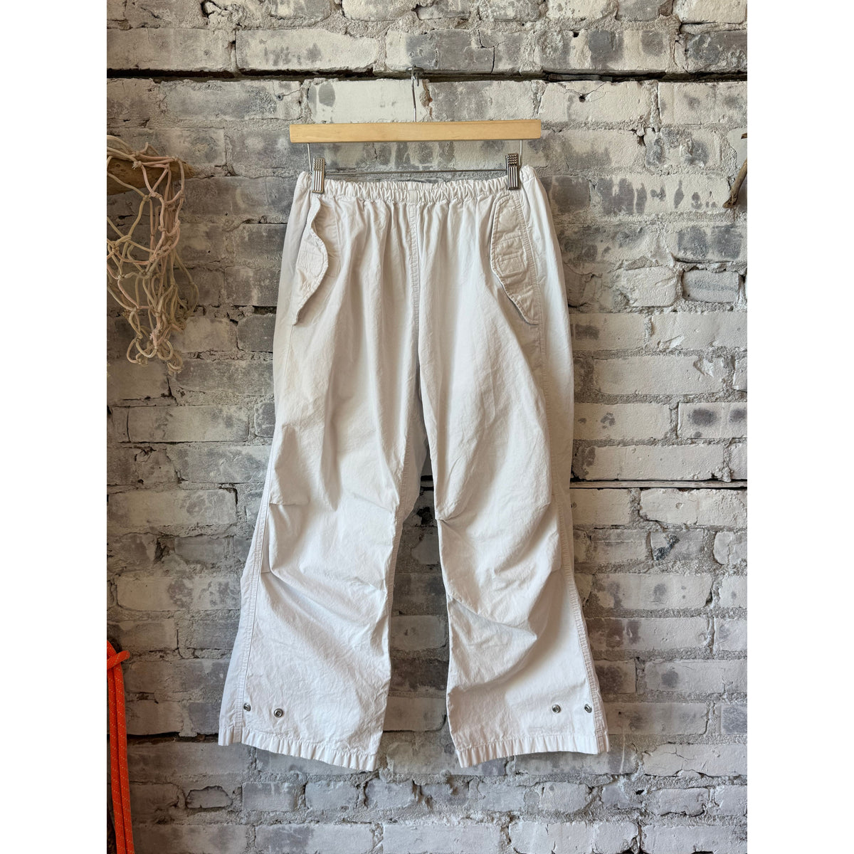Women's Freecity Outofsight Poplin Air Flap Snap Kite Pant in white, featuring lightweight fabric and stylish design details.