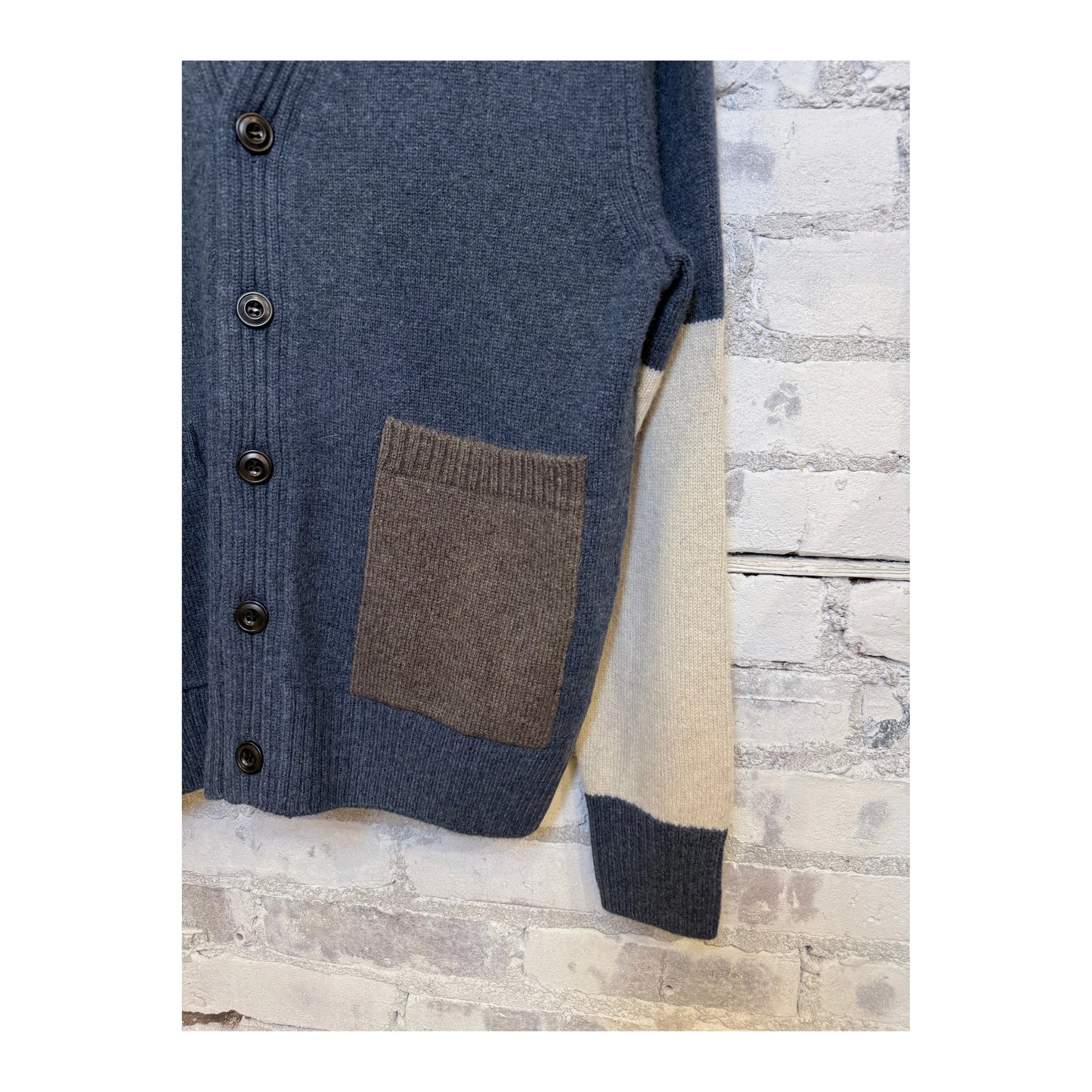 Women's Freecity PATCH/POCKET CASHMERE LUX cardigan in MineralBlue Mix, featuring patch and pocket details, soft cashmere fabric.