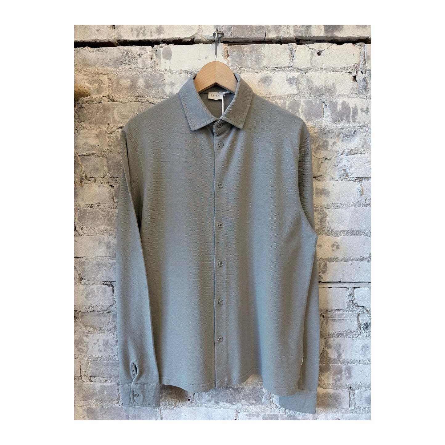 Men's grey Piqué slim collar shirt by 04651, featuring a classic fit and textured fabric, shown on a model.