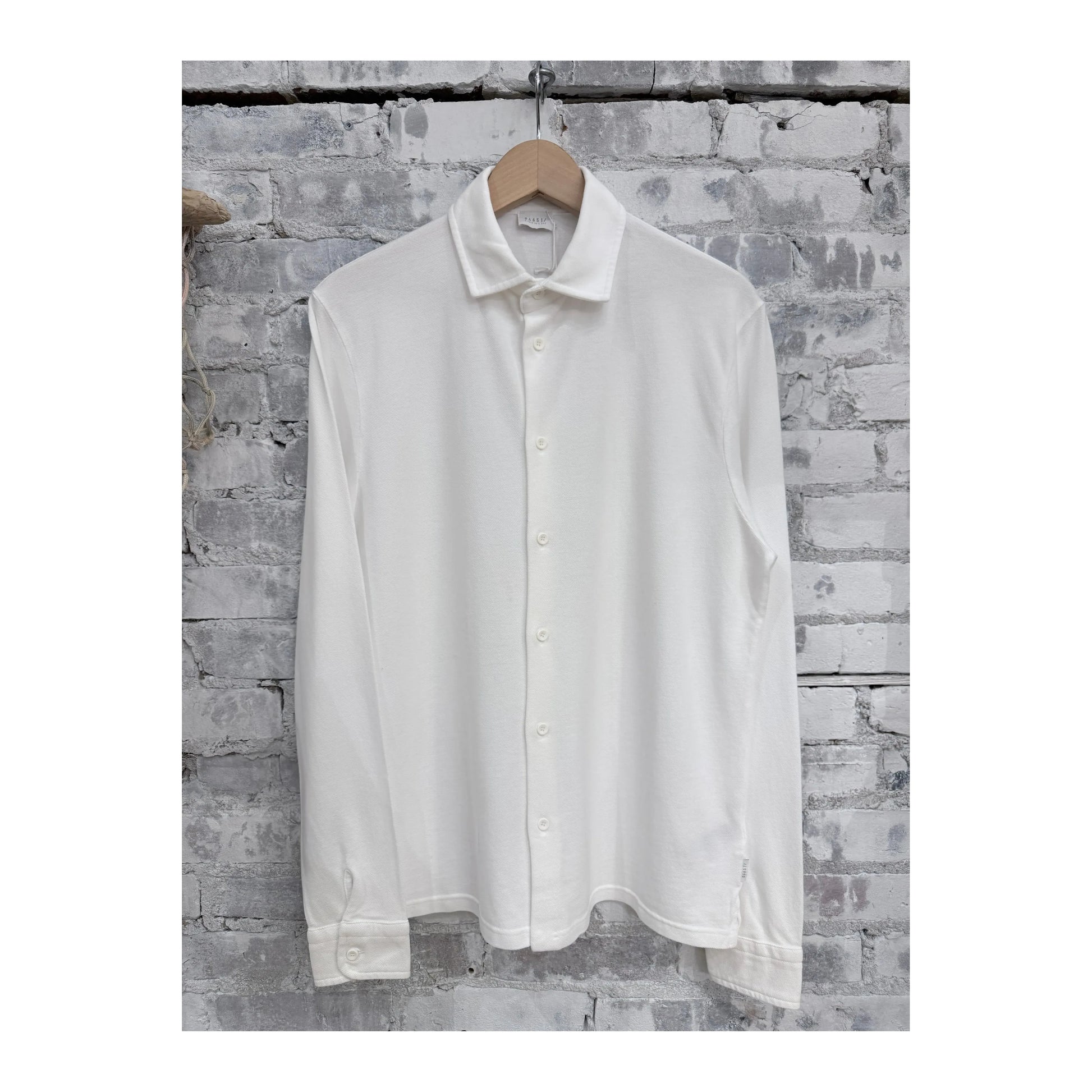 White men's Piqué slim collar shirt from the brand 04651, featuring a classic collar and textured fabric.