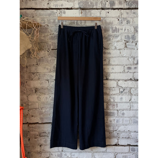 Women's Pulam Woven Pant in Night color by Hartford Women's, featuring a relaxed fit and woven fabric for comfortable style.