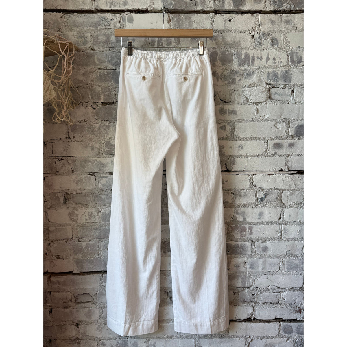 Women's Pulam Woven Pant in white by Hartford Women's, featuring a relaxed fit and woven fabric for casual style