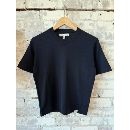 Dark navy women's short sleeve T-shirt made from refined Merino wool by Merz B. Schwanen, showcasing a close-up of the fabric and fit.