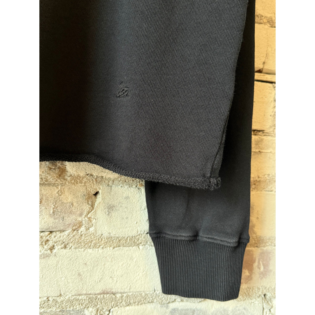 Women's Merz b. Schwanen retro fleece sweatshirt in charcoal with open edge hem, cozy and stylish for casual wear.