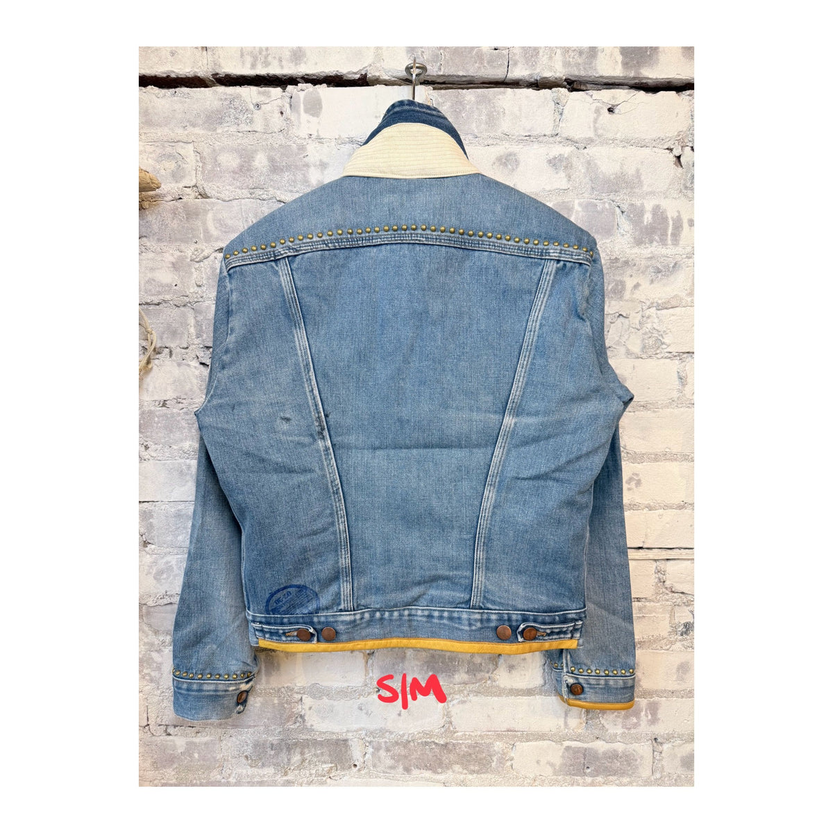 Women's Freecity vintage Americana jacket with retro patina, featuring distressed fabric and classic design details.