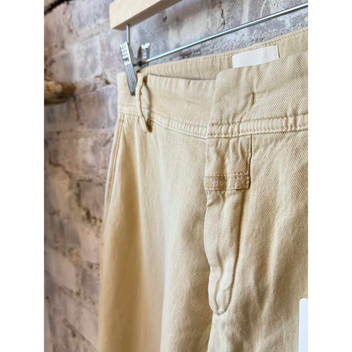 Closed Women's Serandon Cotton-Linen Pant in Clay Beige, casual fit, featuring a relaxed style and natural fabric texture.