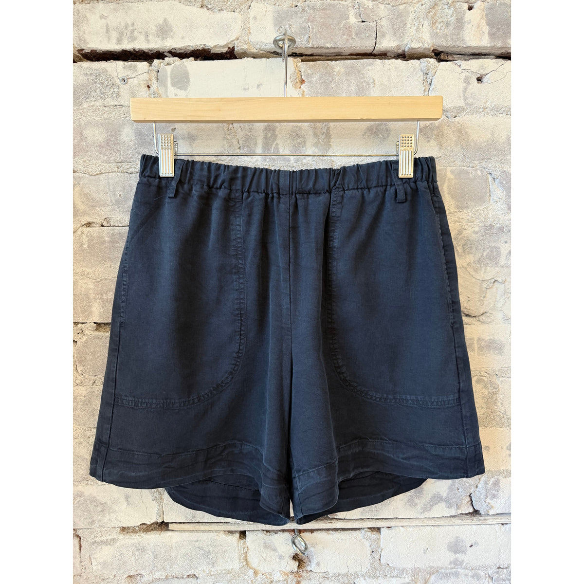 Hartford Women's Stefi Woven Short in night color, lightweight casual shorts with woven fabric and relaxed fit, suitable for warm weather.