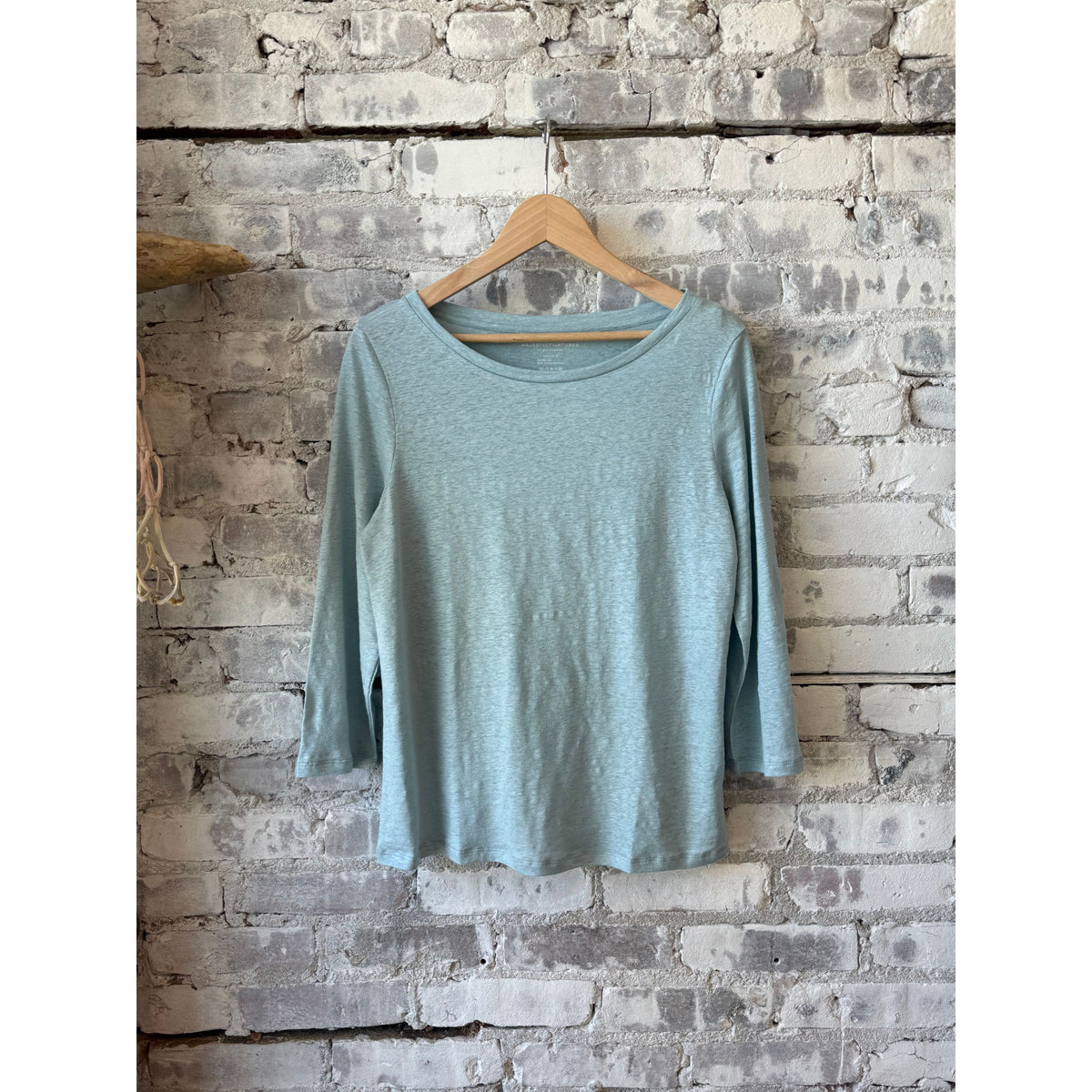 Women's stretch linen 3/4 sleeve semi-relaxed boatneck top in Bleu Calanques by Majestic Filatures.