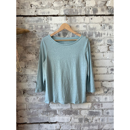 Women's stretch linen 3/4 sleeve semi-relaxed boatneck top in Bleu Calanques by Majestic Filatures.