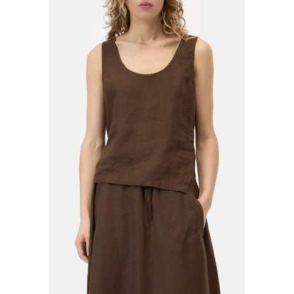 Close-up of a women's maple brown tank top by Closed, featuring a comfortable fit and sleeveless design.
