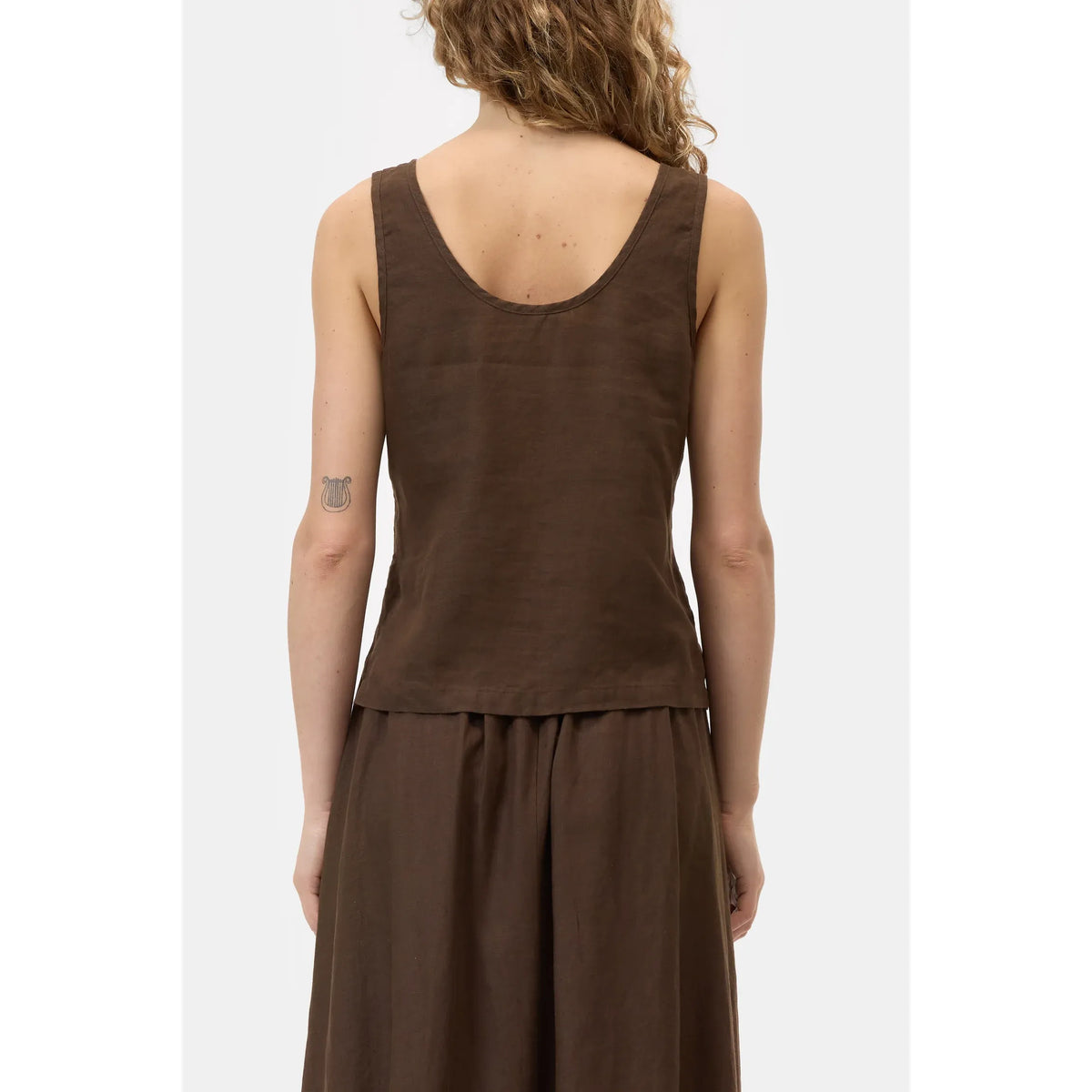 Women's Maple Brown tank top by Closed, featuring a sleeveless design and casual fit, shown on a model.