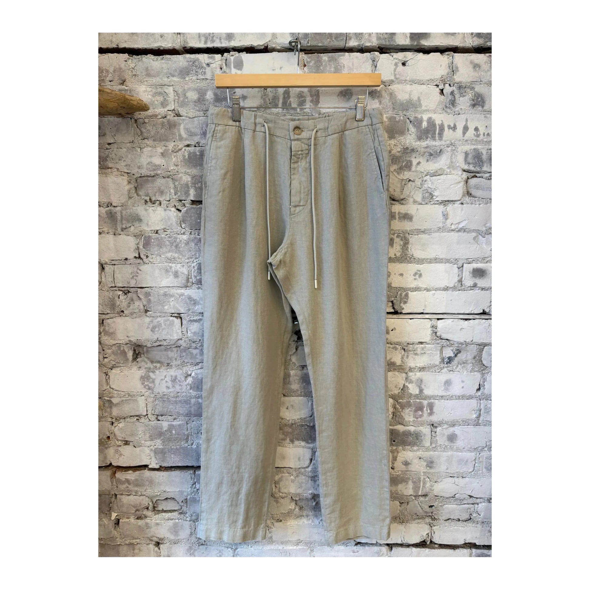 Closed Men's Vigo Tapered Regular Pant in Cloud Grey, showing the relaxed fit and tapered leg design on a male model.
