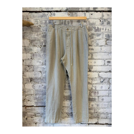 Closed Men's Vigo Tapered Regular Pant in Cloud Grey, showing the relaxed fit and tapered leg design on a male model.