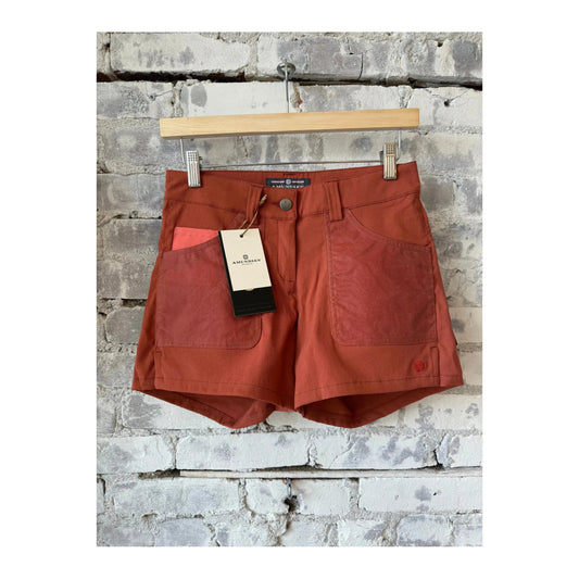 Women's 5-inch field shorts in Terra Red by Amundsen, featuring a comfortable fit and casual outdoor style.