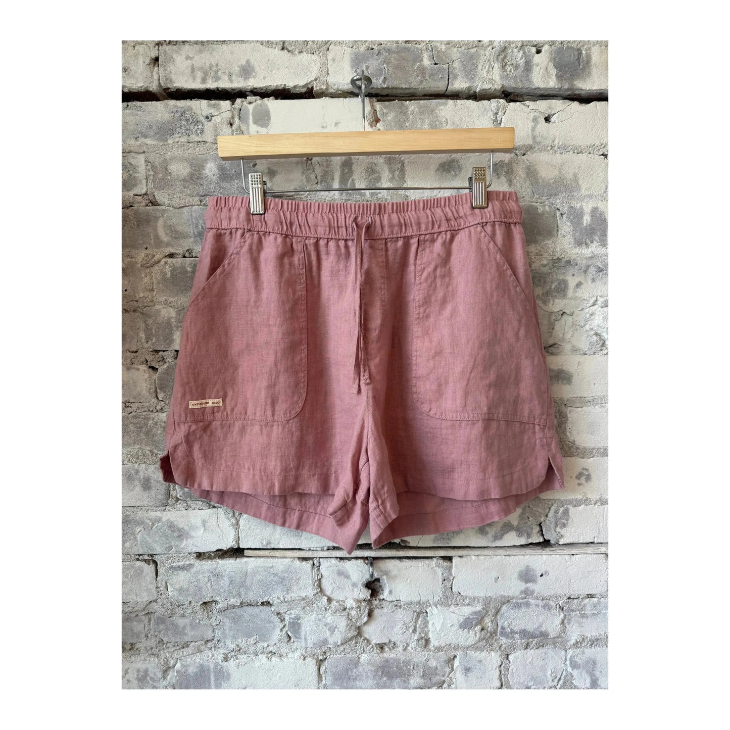 Women's Safari Linen Shorts in Faded Peony Pink by Amundsen, featuring lightweight fabric and casual fit for warm weather.